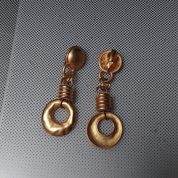 Emily In Paris fashion clip earrings in brush gold - Picture 3 of 4